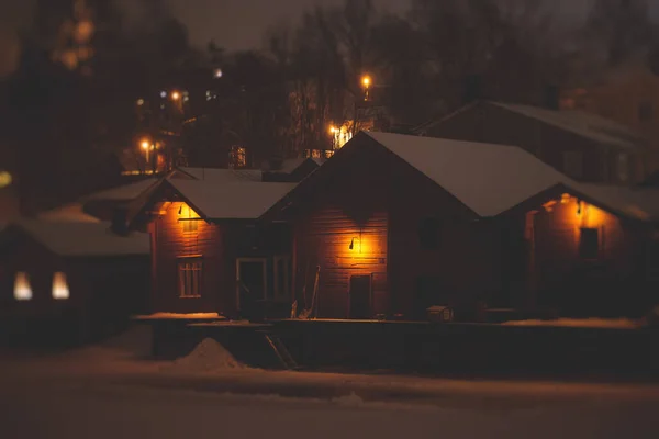 芬兰博尔加省波沃市的冬季圣诞夜景 有降雪和路灯 晚上有圣诞灯火通明 有木屋 — 图库照片