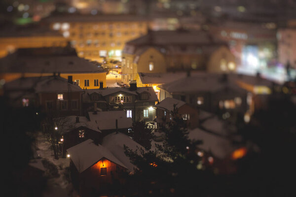 Зимняя рождественская ночь вид на Порвоо, Борга, Финляндия, Уусимаа, со снегопадом и уличным освещением, с вечерним освещением Новый год, деревянные коттеджи