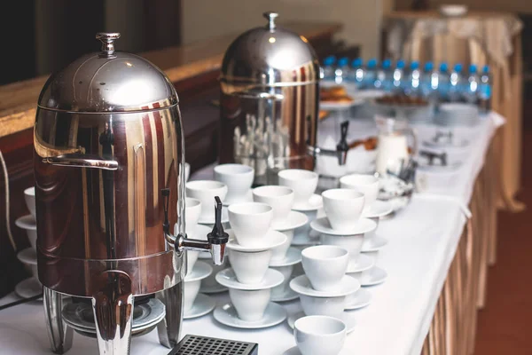 Kaffeepause Hotel Während Des Konferenzgesprächs Mit Tee Und Kaffeeverpflegung Dekoriertem Stockbild