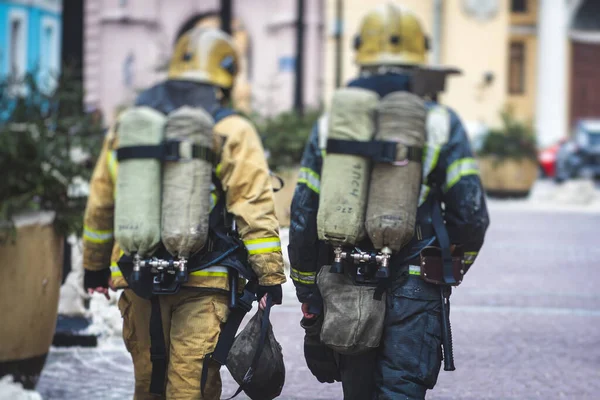 Grupo Bombeiros Uniforme Durante Operação Combate Incêndio Nas Ruas Cidade — Fotografia de Stock
