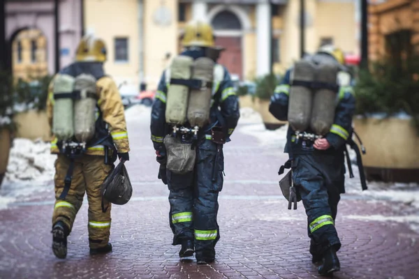 Grupo Bombeiros Uniforme Durante Operação Combate Incêndio Nas Ruas Cidade — Fotografia de Stock