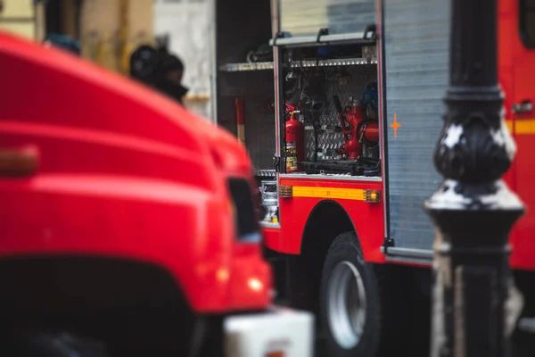 Grupo Bombeiros Uniforme Durante Operação Combate Incêndio Nas Ruas Cidade — Fotografia de Stock