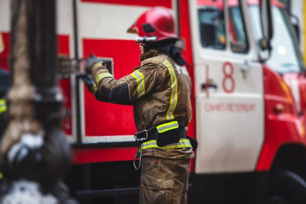 在城市街道消防行动中身穿制服的消防队员小组 以消防车为背景的消防队员 紧急救援人员 — 图库照片