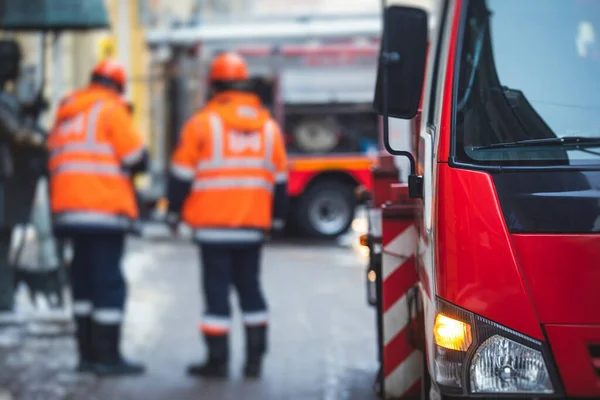 Grupo Bombeiros Uniforme Durante Operação Combate Incêndio Nas Ruas Cidade — Fotografia de Stock