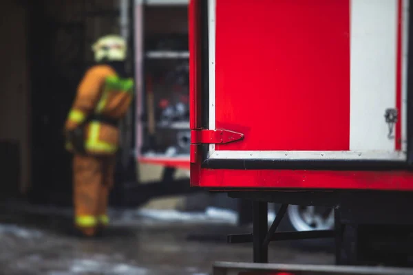 Grupo Bombeiros Uniforme Durante Operação Combate Incêndio Nas Ruas Cidade — Fotografia de Stock