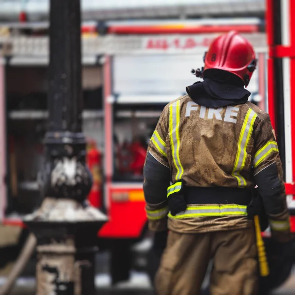 Gruppe Von Feuerwehrmännern Uniform Beim Löscheinsatz Den Straßen Der Stadt Stockbild