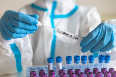 Laboratuvar laboratuarında hemşire doktor tarafından yapılan koronavirüs PCR antijen testi süreci, COVID-19 örnek toplama kiti, OP NP hasta numunesi almak için test tüpü, bir test örneği almak için hasta