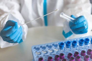 Laboratuvar laboratuarında hemşire doktor tarafından yapılan koronavirüs PCR antijen testi süreci, COVID-19 örnek toplama kiti, OP NP hasta numunesi almak için test tüpü, bir test örneği almak için hasta