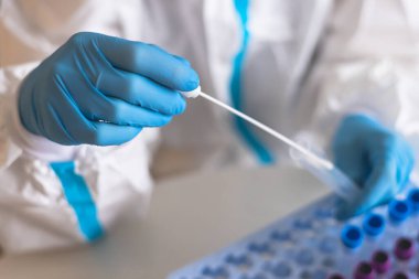 Laboratuvar laboratuarında hemşire doktor tarafından yapılan koronavirüs PCR antijen testi süreci, COVID-19 örnek toplama kiti, OP NP hasta numunesi almak için test tüpü, bir test örneği almak için hasta