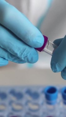 Laboratuvar laboratuvarında hemşire doktor tarafından yapılan koronavirüs PCR antijen testi süreci, COVID-19 örnek toplama kiti, OP NP hasta numunesi almak için test tüpü, hasta testi, 4K 
