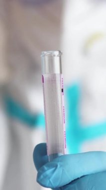 Laboratuvar laboratuvarında hemşire doktor tarafından yapılan koronavirüs PCR antijen testi süreci, COVID-19 örnek toplama kiti, OP NP hasta numunesi almak için test tüpü, hasta testi, 4K 