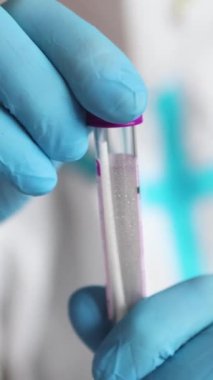 Laboratuvar laboratuvarında hemşire doktor tarafından yapılan koronavirüs PCR antijen testi süreci, COVID-19 örnek toplama kiti, OP NP hasta numunesi almak için test tüpü, hasta testi, 4K 