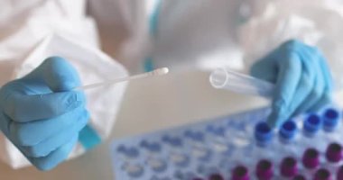 Laboratuvar laboratuvarında hemşire doktor tarafından yapılan koronavirüs PCR antijen testi süreci, COVID-19 örnek toplama kiti, OP NP hasta numunesi almak için test tüpü, hasta testi, 4K 