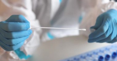 Laboratuvar laboratuvarında hemşire doktor tarafından yapılan koronavirüs PCR antijen testi süreci, COVID-19 örnek toplama kiti, OP NP hasta numunesi almak için test tüpü, hasta testi, 4K 