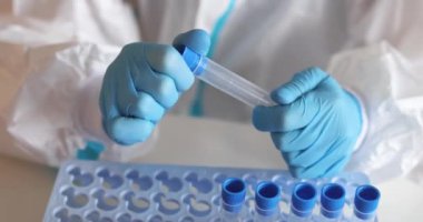 Laboratuvar laboratuvarında hemşire doktor tarafından yapılan koronavirüs PCR antijen testi süreci, COVID-19 örnek toplama kiti, OP NP hasta numunesi almak için test tüpü, hasta testi, 4K 