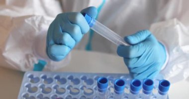 Laboratuvarda hemşire doktor tarafından yapılan koronavirüs PCR antijen testi süreci, COVID-19 pamuk toplama kiti, OP NP hasta numunesi almak için test tüpü, hastanın test edilmesi, dikey görüş.