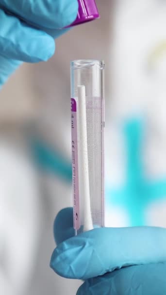 实验室护士对大肠病毒Pcr抗原检测的过程 Covid 19血球采集试剂盒 Np病人标本采集试管 病人接受试验 — 图库视频影像