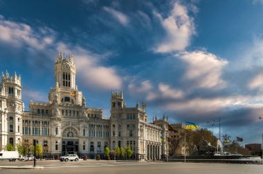 Madrid, İspanya 'daki Cibeles Sarayı ve çeşmesi.