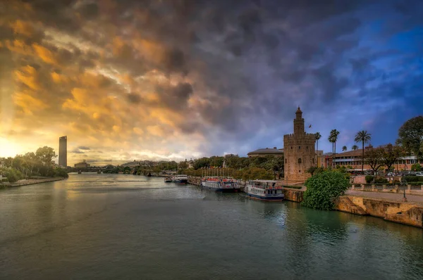 Guadalquivir Nehri kıyısında Torre del Oro, Seville, İspanya.