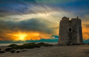 Torre de Ses Portes, İbiza 'nın tuz düzlüklerinin doğal rezervinde. Balear Adaları