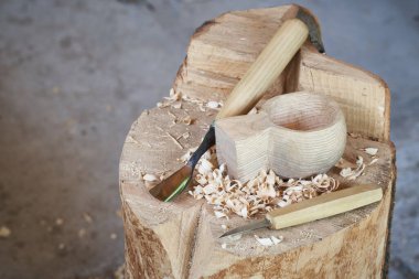 Farklı ahşaplardan el aletleri kullanarak oyma