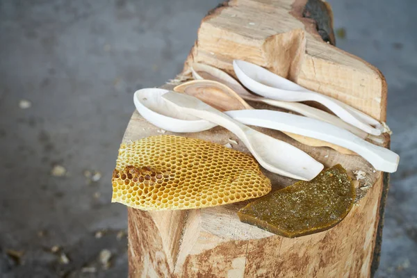 Лечение Деревянных Ручных Резных Ложек Помощью Пчелиного Воска — стоковое фото
