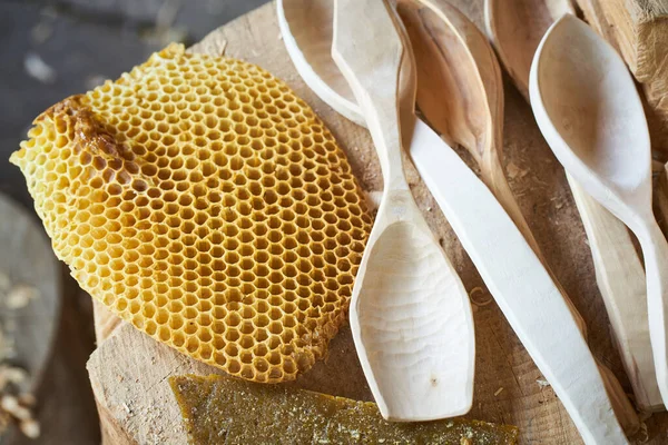 Tratamiento Cucharas Talladas Mano Madera Con Cera Abeja —  Fotos de Stock