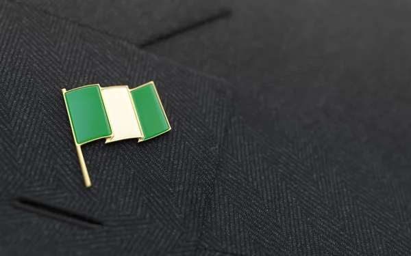 Pin de solapa de bandera de Nigeria en el cuello de un traje de negocios —  Fotos de Stock