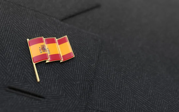 Anstecknadel für die spanische Flagge am Kragen eines Businessanzugs — Stockfoto