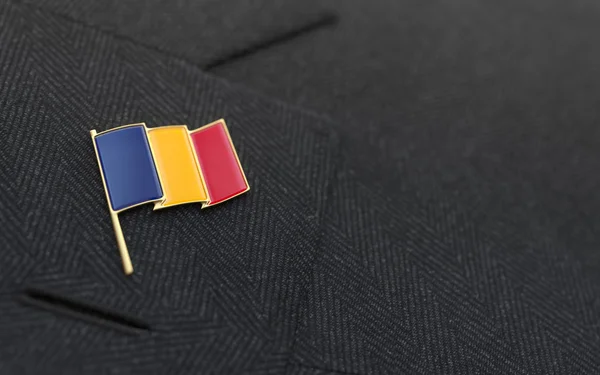 Pin de solapa de bandera de Rumanía en el cuello de un traje de negocios — Foto de Stock