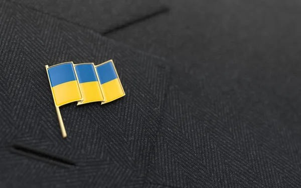 Лацкан прапор України закріпити на комір діловому костюмі — стокове фото