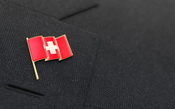 Alfiler de solapa de bandera de Suiza en el cuello de un traje de negocios — Foto de Stock