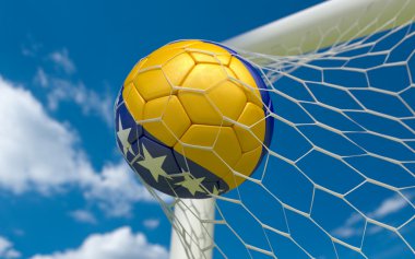 hedefi net olarak Bosna bayrağı ve futbol topu