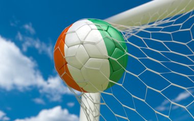 Fildişi Sahili bayrağı ve futbol topu kalede net