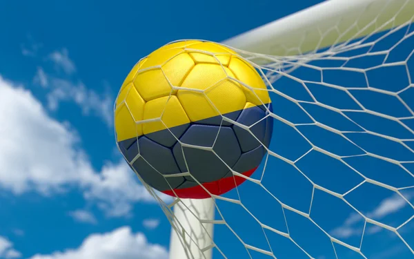 Colombia vlag en voetbal bal in doel netto — Stockfoto