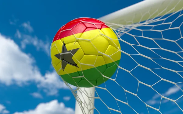 Ghana vlag en voetbal bal in doel netto — Stockfoto