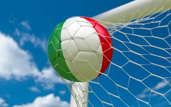 Bandera de Italia y pelota de fútbol en la red de gol — Foto de Stock