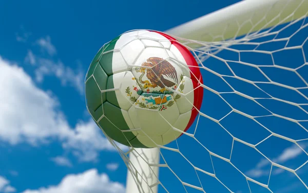 Meksykańskiej flagi i piłka nożna piłkę w bramce netto — Zdjęcie stockowe