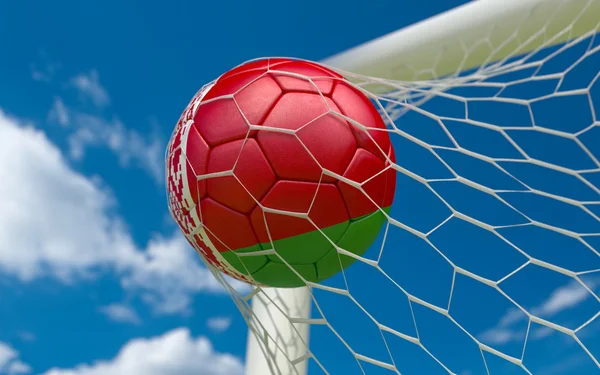 Bandera de Bielorrusia y pelota de fútbol en la red de goles —  Fotos de Stock