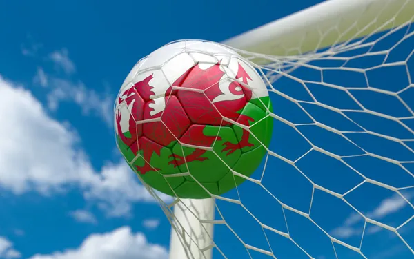 Wales vlag en voetbal bal in doel netto — Stockfoto