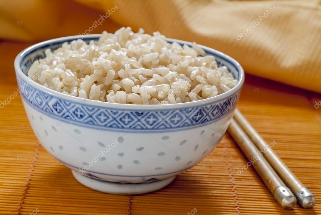 Arroz marrón en tazón de patrón de arroz azul y blanco 2024