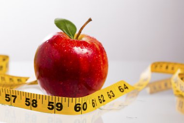 bir Kırmızı elma ve şerit metre