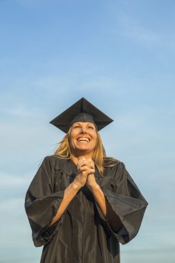 Mezuniyet mutlu orta yaşlı kadın
