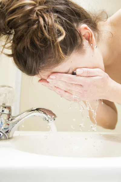 Young Woman Washing her Face in the Sink — Stock Photo, Image