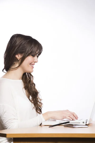 年轻女子在便携式计算机上键入 — 图库照片
