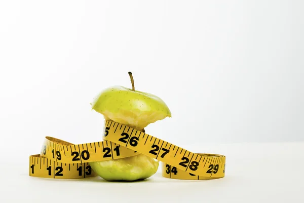 Green Apple Core Wrapped With a Tape Measure — Stock Photo, Image