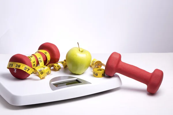 Green Apple, Hand Weights & a Tape Measure on a Scale — Stock Photo, Image