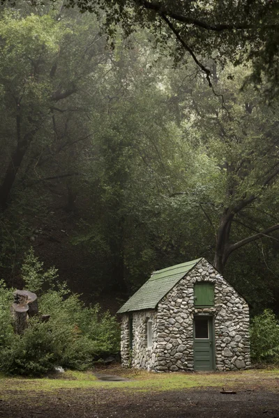 Petite cabane en pierre dans les bois — Photo