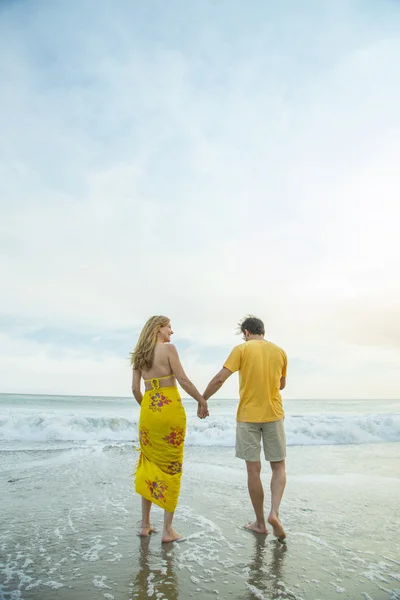 Casal de meia idade na praia — Fotografia de Stock