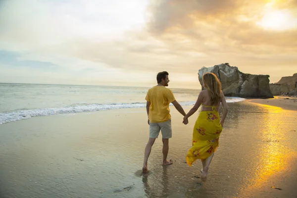 Casal de meia idade na praia — Fotografia de Stock